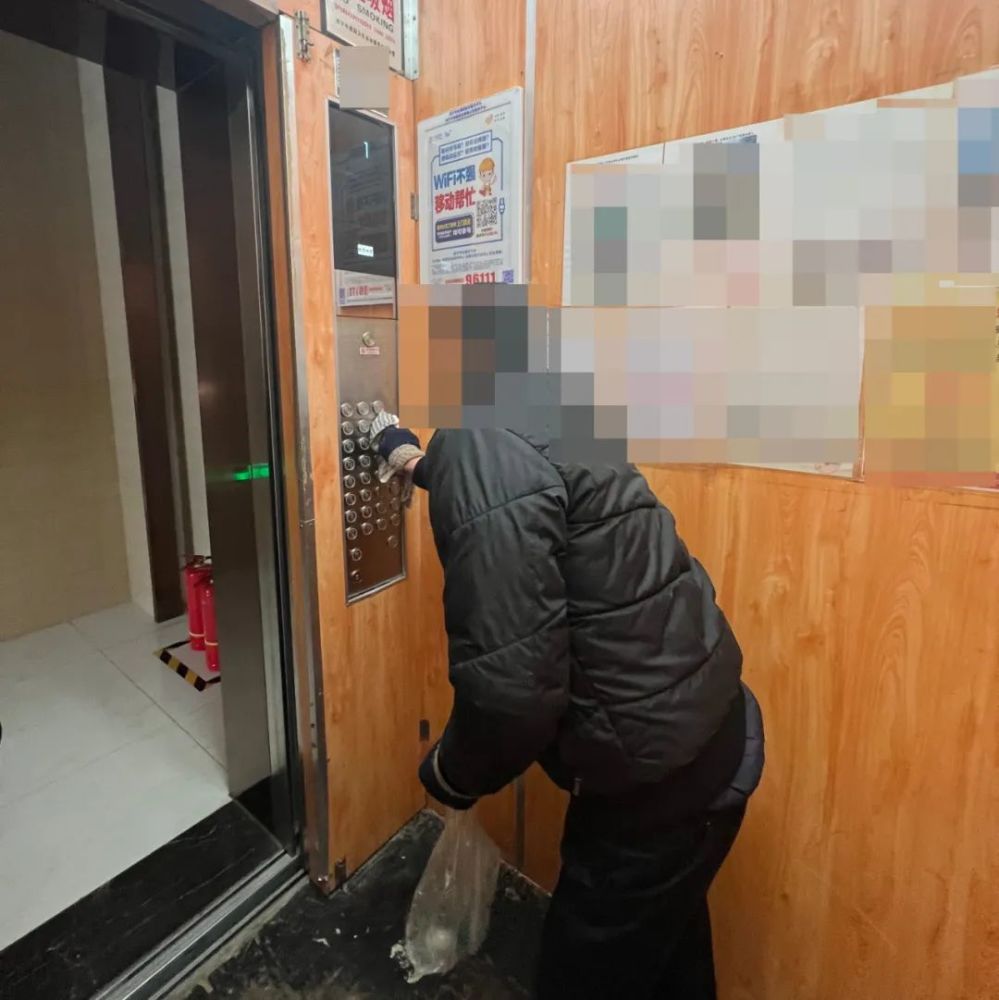 在电梯按键上吐口水发布不当言论南宁这些人被处罚