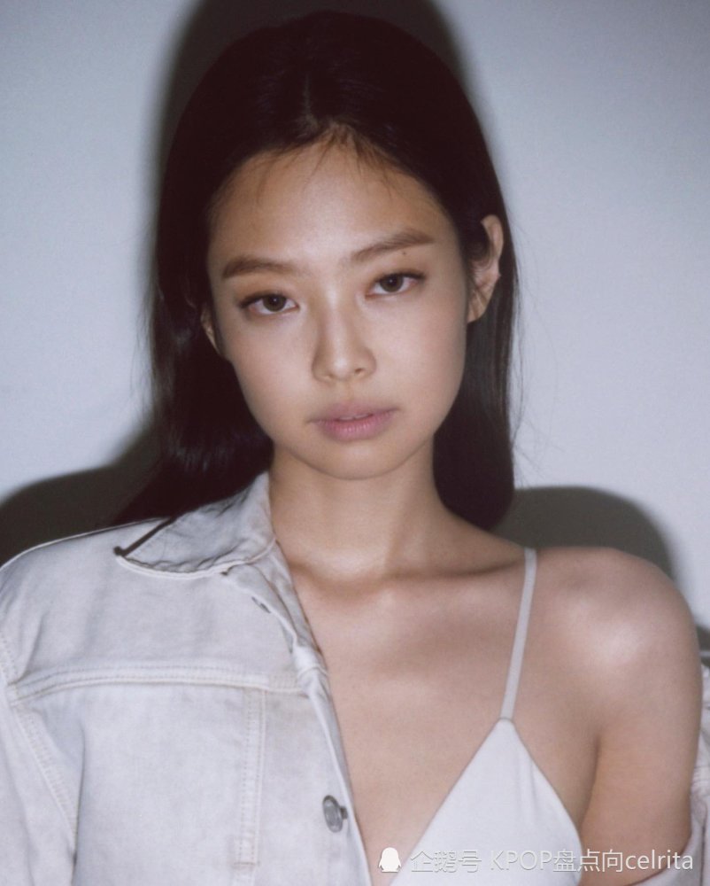 韩网热议jennie公开性感内衣照深陷的锁骨和蚂蚁腰