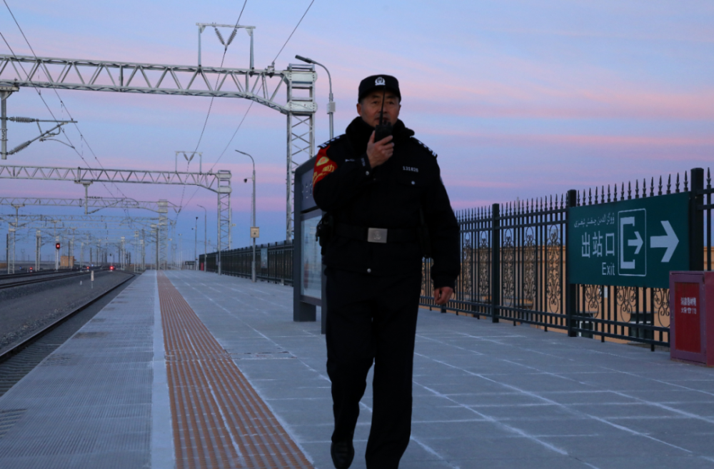 2021年,58岁的李志强面临一个抉择——1984年从警的李志强