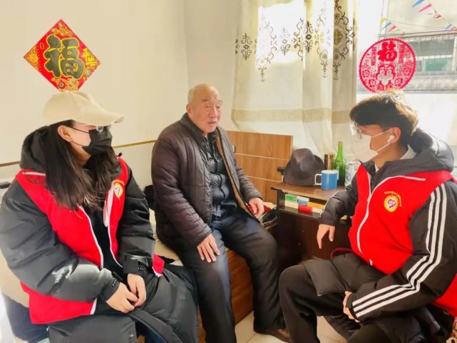 今日头条兴县大学生志愿者联盟开展关爱老人就在当下新时代文明实践