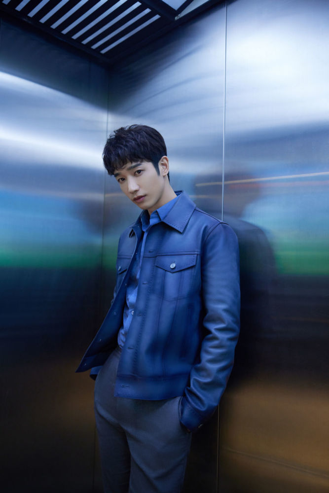 刘以豪身高180cm,按照行业惯例其实并不适合当模特,走时装秀的男模特