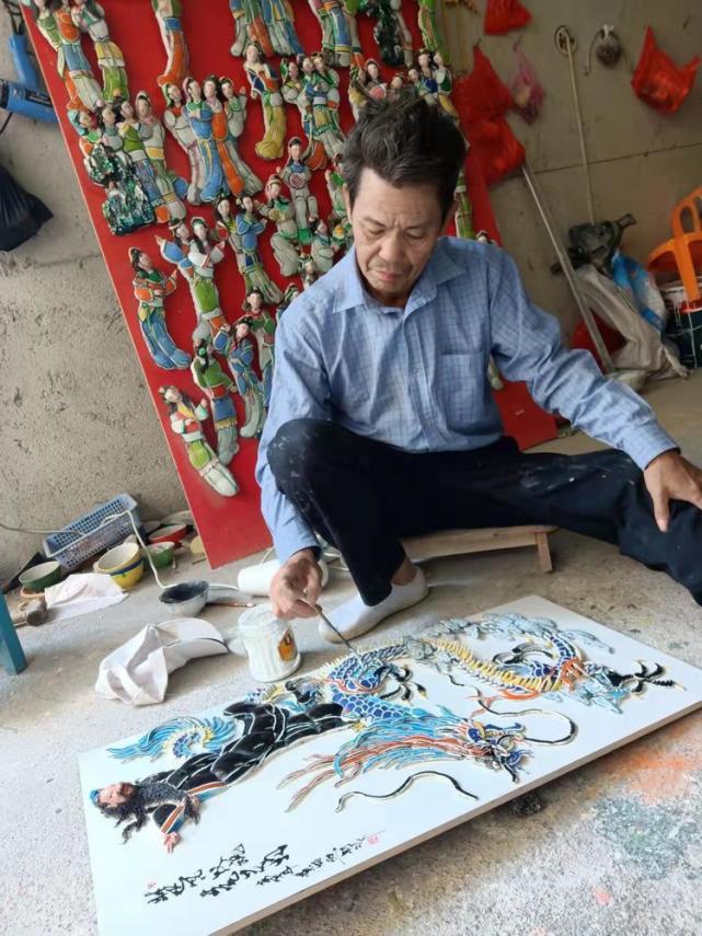 嵌瓷版冰墩墩你见过吗潮州饶平手艺人自制冬奥吉祥物为运动员加油喝彩