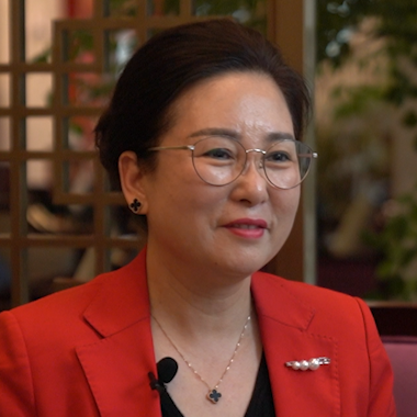 正是因为这张金名片,给了县政协委员杨小爱回乡投资的灵感和舞台.