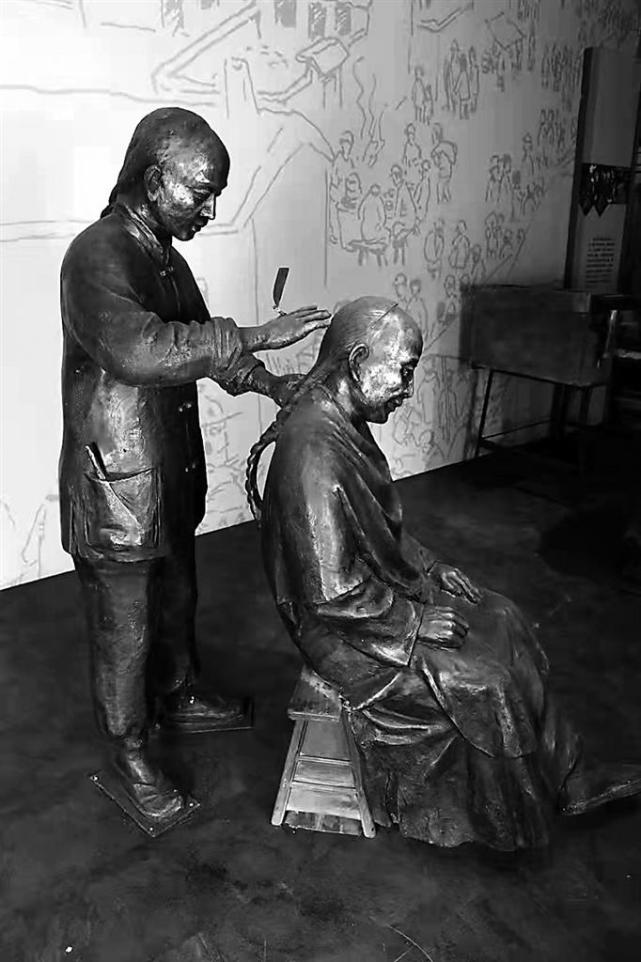 清朝剃头匠剃头塑像