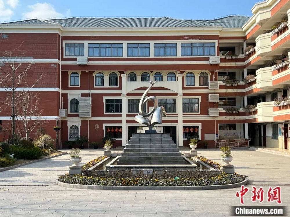 "一条龙"训练模式起源于1993年,模式打通了金沙江路小学,梅陇中学