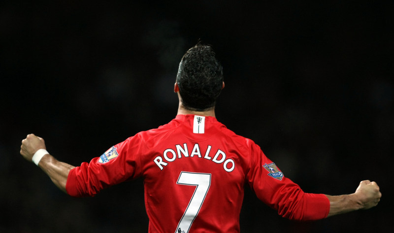 但是曼联也丝毫不逊色,首先红魔拥有历史上最强的球星之一c罗.