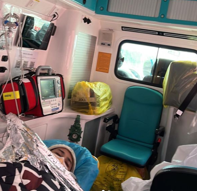 躺在救护车真实图片图片