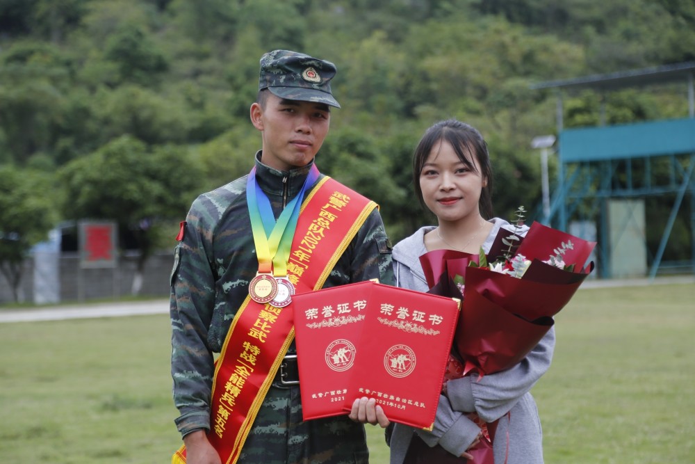 立足本职,勤奋工作,无私奉献,刻苦训练,是当之无愧的"特战尖兵"