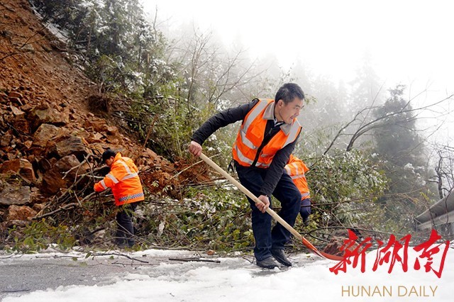 图片新闻|抢修320国道雪峰山塌方路段