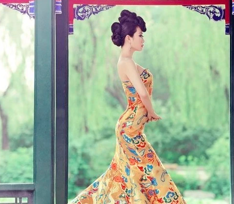 芙蓉姐姐乡下田野凹造型!穿高开衩旗袍曲线完美,动作活泼似少女