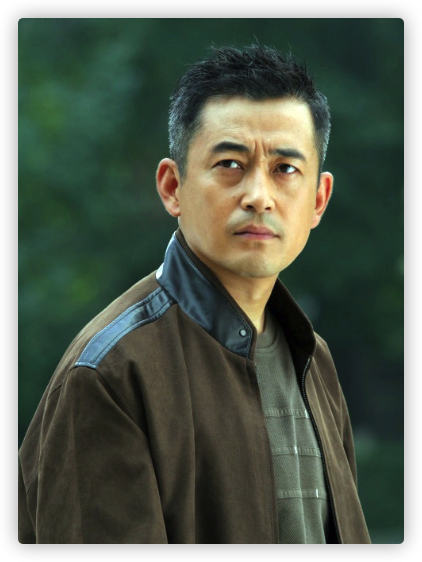 56岁王志飞近况曝光,和6岁女儿合力堆雪球,妻子出镜画面温馨