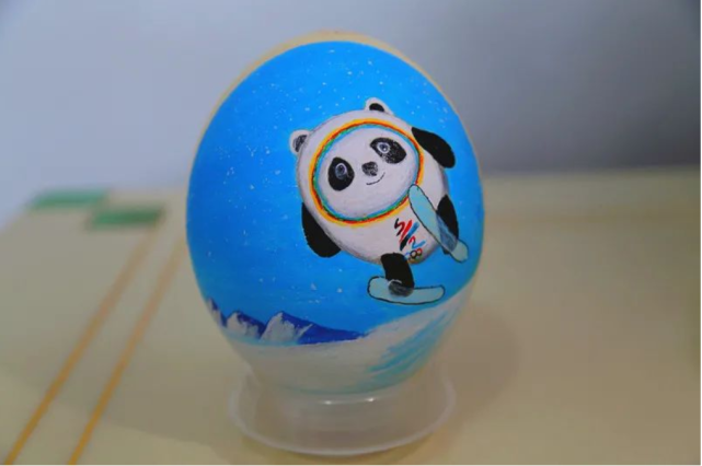 图片来源:乌苏零距离圆滚滚的冰墩墩在圆圆的鸵鸟蛋上显得愈发可爱了