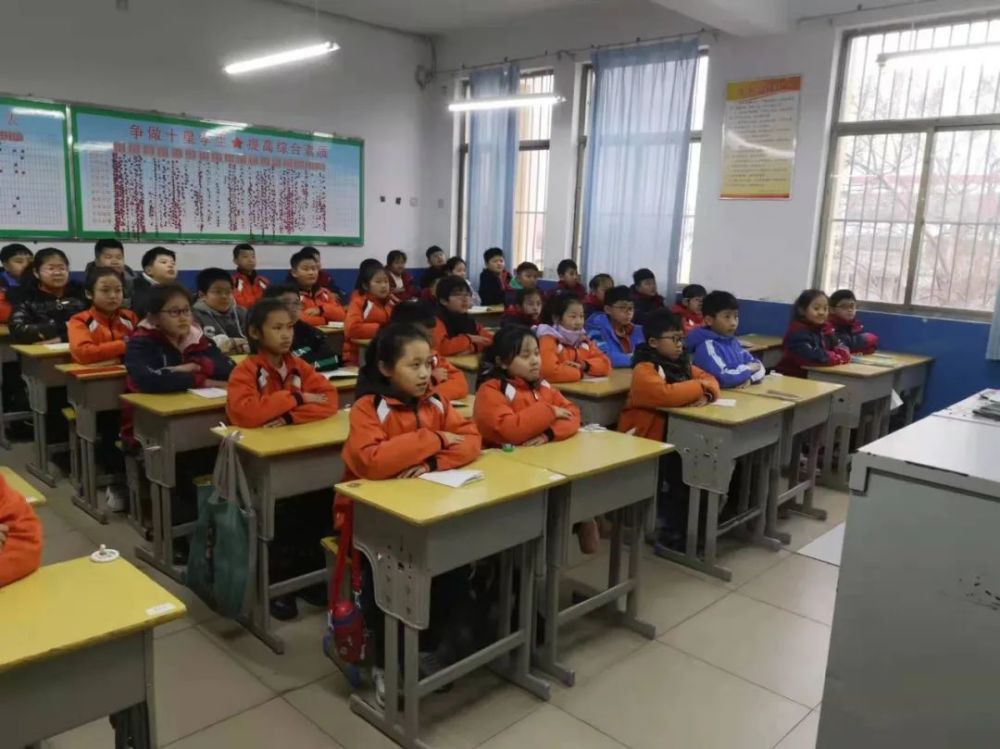 东关小学利民校区郓城县东关小学利民校区各班举行室内升旗仪式.