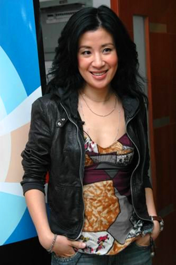 她是香港资深喜剧演员,从小被男同学追,如今54岁成人生赢家