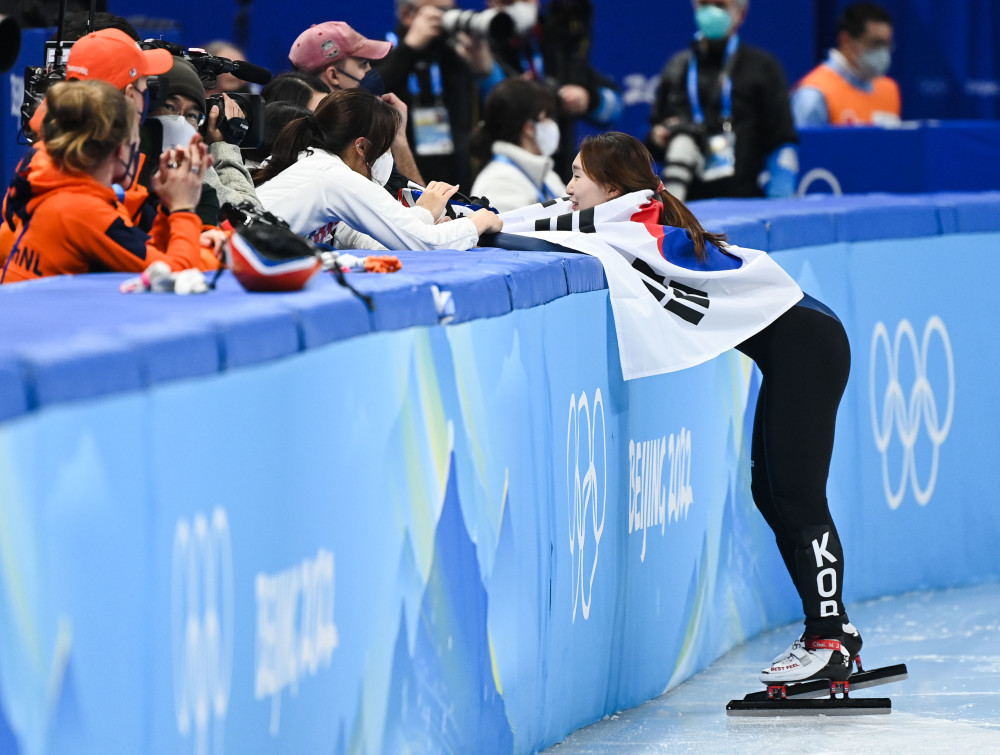 (北京冬奥会)短道速滑——女子1500米决赛:韩国选手崔敏静夺冠(4)
