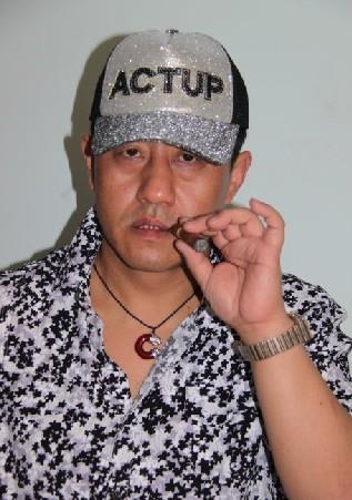 很伤心,然后他饰演的长贵角色就被下架了,后来又一黄世友的身份出现