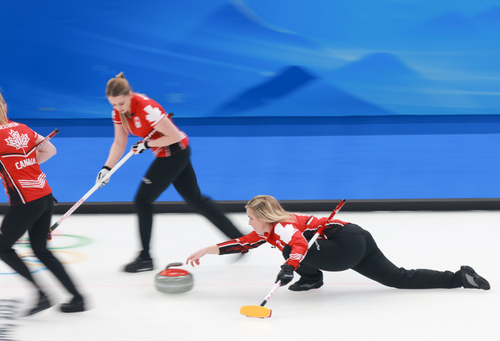 (北京冬奥会)冰壶——女子循环赛:中国队胜加拿大队