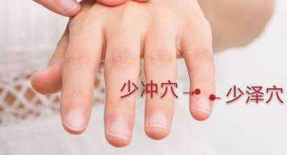 少冲穴与心脏有密切关系,所以心脏病发作时,用力按压