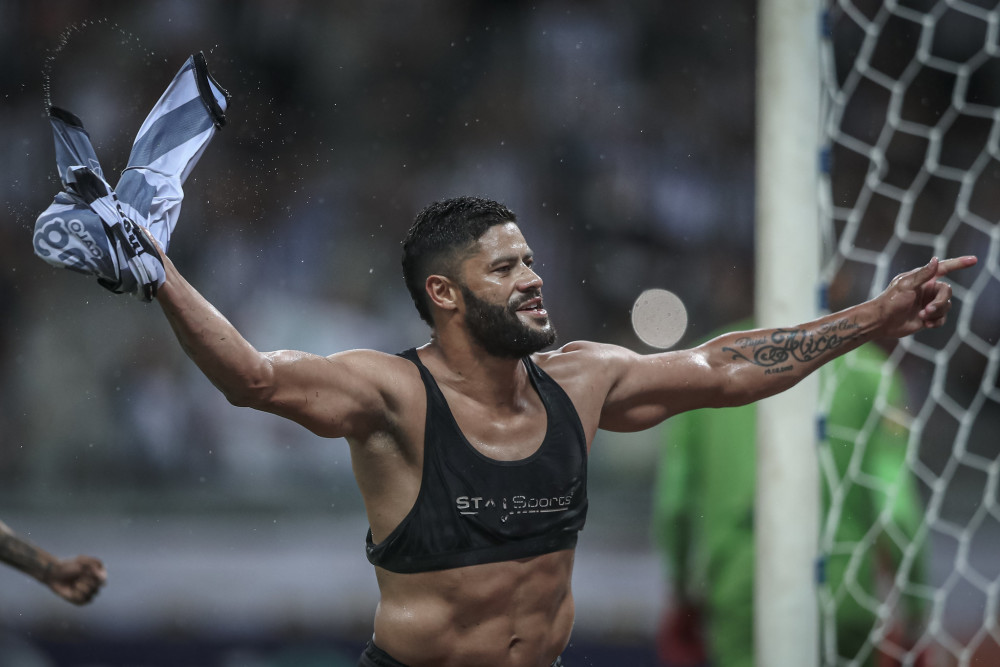 94分钟绝杀10冲榜首胡尔克霸气庆祝脱衣秀肌肉线条明显