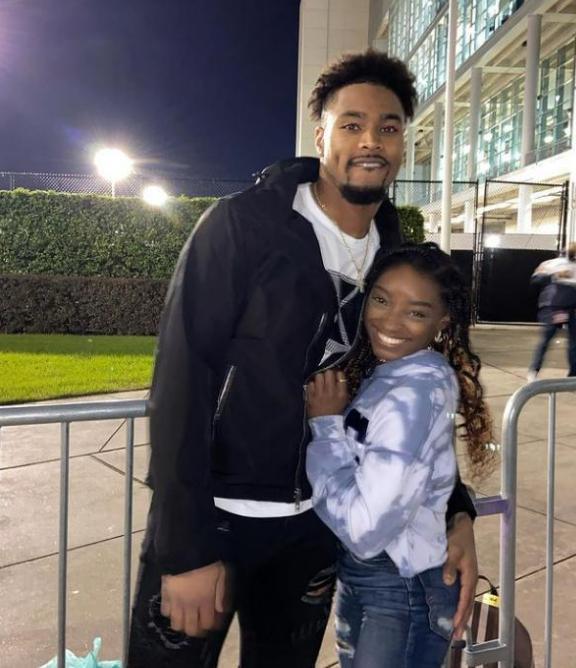 美国体操名将拜尔斯与德州人安全卫订婚身高差38cm跳起亲吻