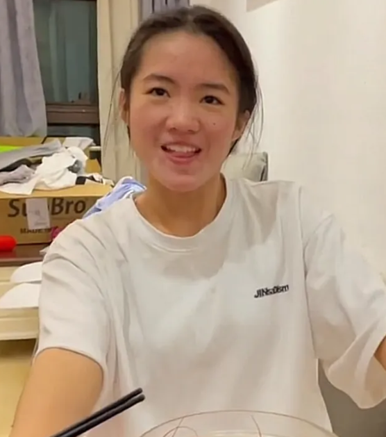 李勒优现身晋妈直播间皮肤红肿痘印颇多将在大连备战高考