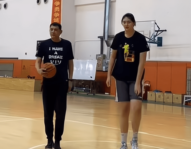 2米3女姚明现身山东男篮训练场网友陶汉林与她比就是小鱼儿