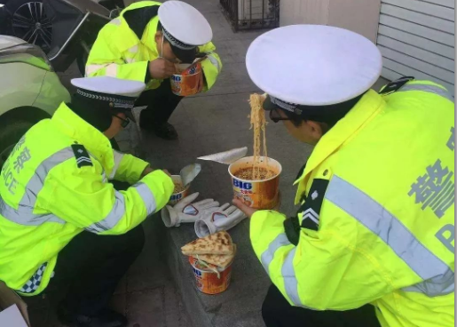 警察叔叔吃饭图片