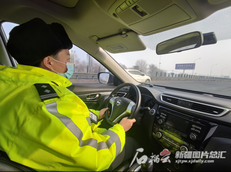 警察故事王雯这名高速路上的女交警有点帅
