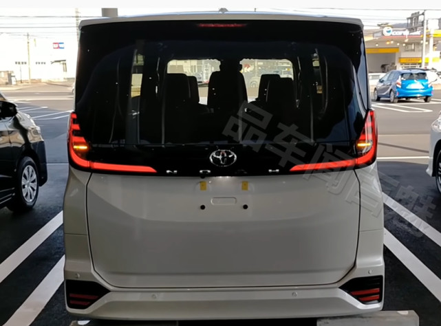 丰田全新一代"小号埃尔法"实拍,轴距2米85,约合人民币15万起