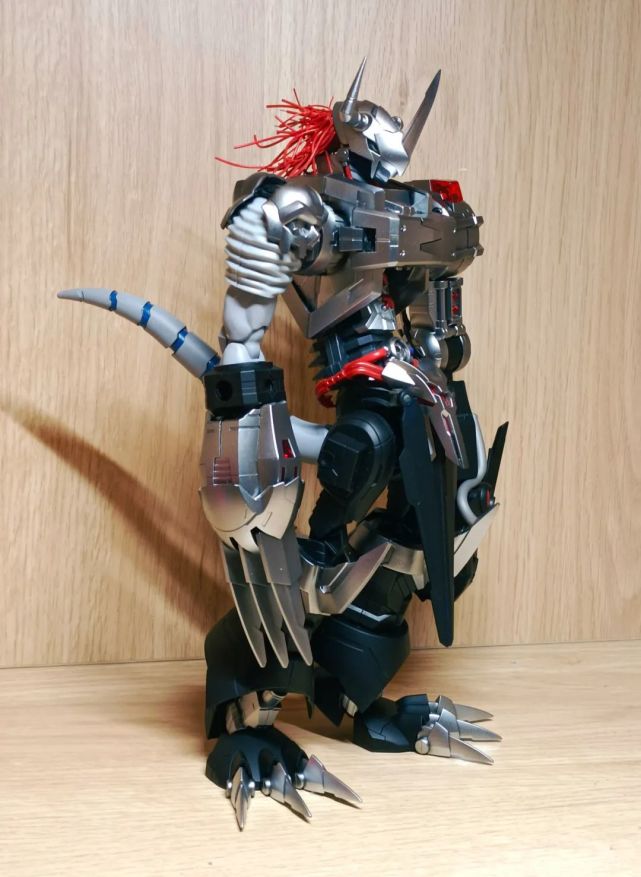 虽然只有右手装备了暴龙爪,但是凭借其娴熟的肌肉记忆依旧可以发挥出