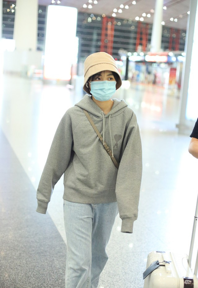 张子枫穿桃心卫衣戴渔夫帽休闲简约还似小女孩低调穿搭也挺美