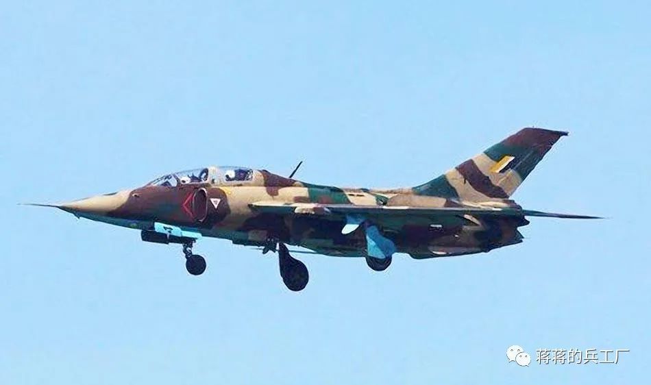缅甸空军这些强五iik飞机主要是背部喷涂棕色,墨绿色,土褐色条纹迷彩