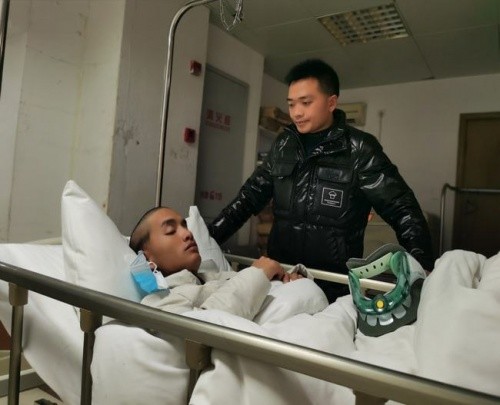 的小朋友时,通过直播连麦,遇到了头戴铁架满脸无助的云南曲靖陈吉龙