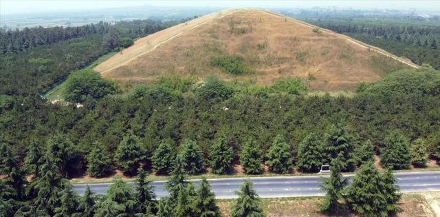 刘邦和项羽墓对比一座依山傍水香火旺盛一座遗址尚存杂草丛生