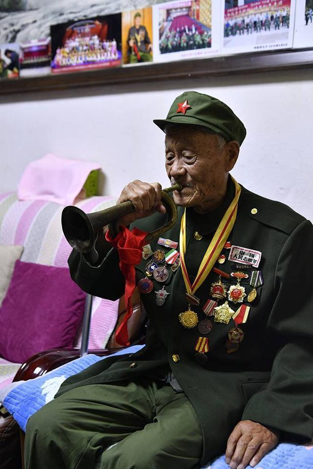 泪目一位老兵留下的无数勋章却没给自己留下一张像样的照片
