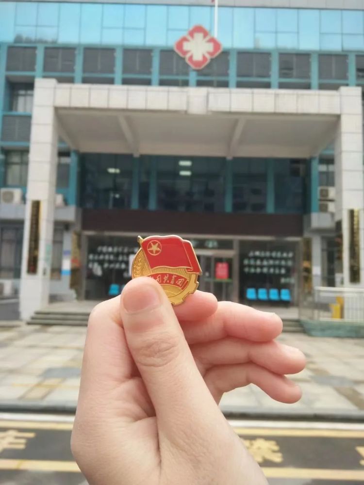 行走的团徽戴团徽亮身份实践中的青春力量