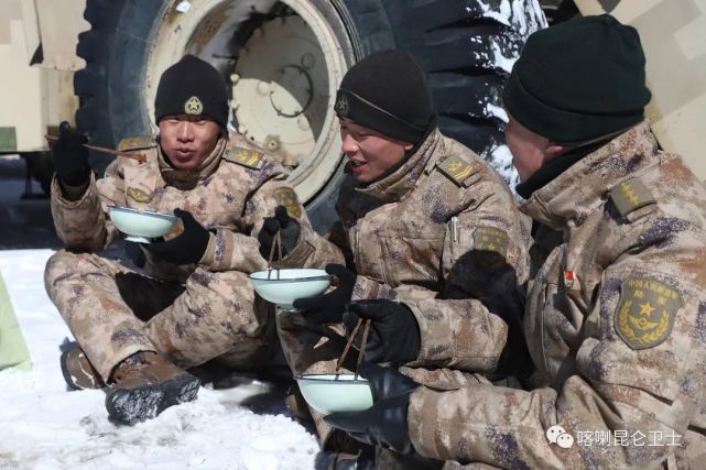 雪域高原边疆官兵连续奋战抢通道路