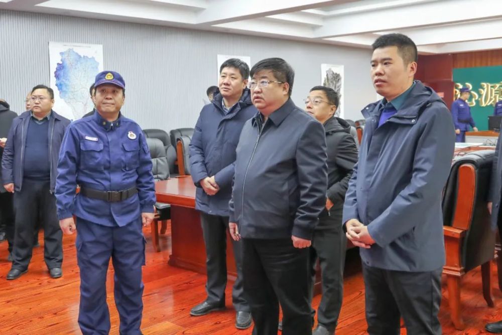 县领导徐计连,王鸿,张中武,李共和,张宁,吴永红,廉树俊一同调研.