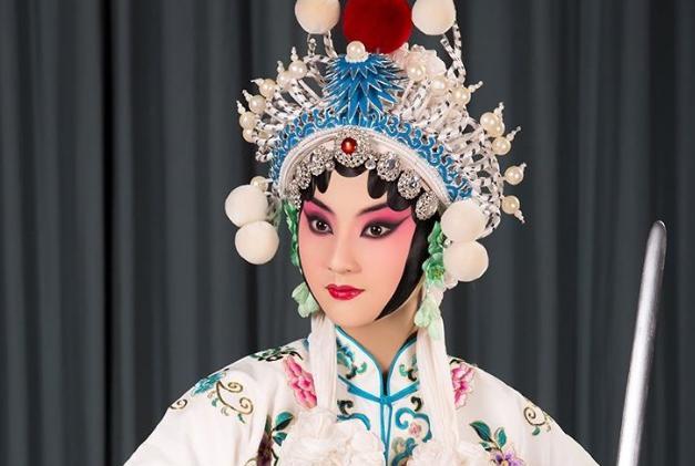 果小菁:全网最"不正经"的京剧演员,靠蹦迪传承国粹吸粉百万?_腾讯新闻