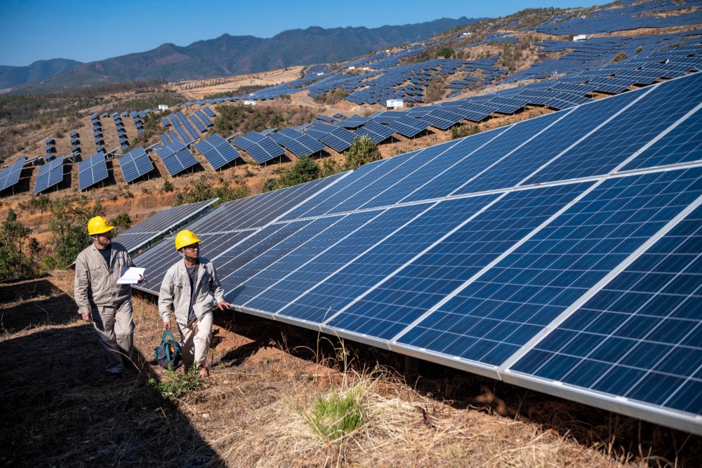 经济1发展光伏产业让荒山变金山