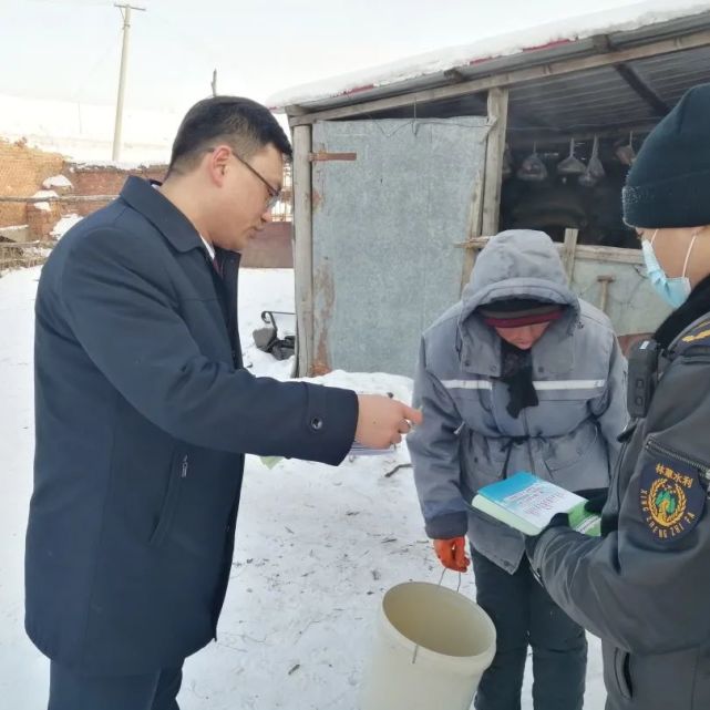 鄂温克族自治旗人民检察院干警实地走访居民,牧户,通过对宣传材料进行