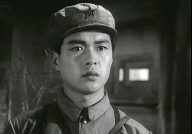 作家采访志愿军团长范天恩,范天恩说:请帮我找警卫员家人