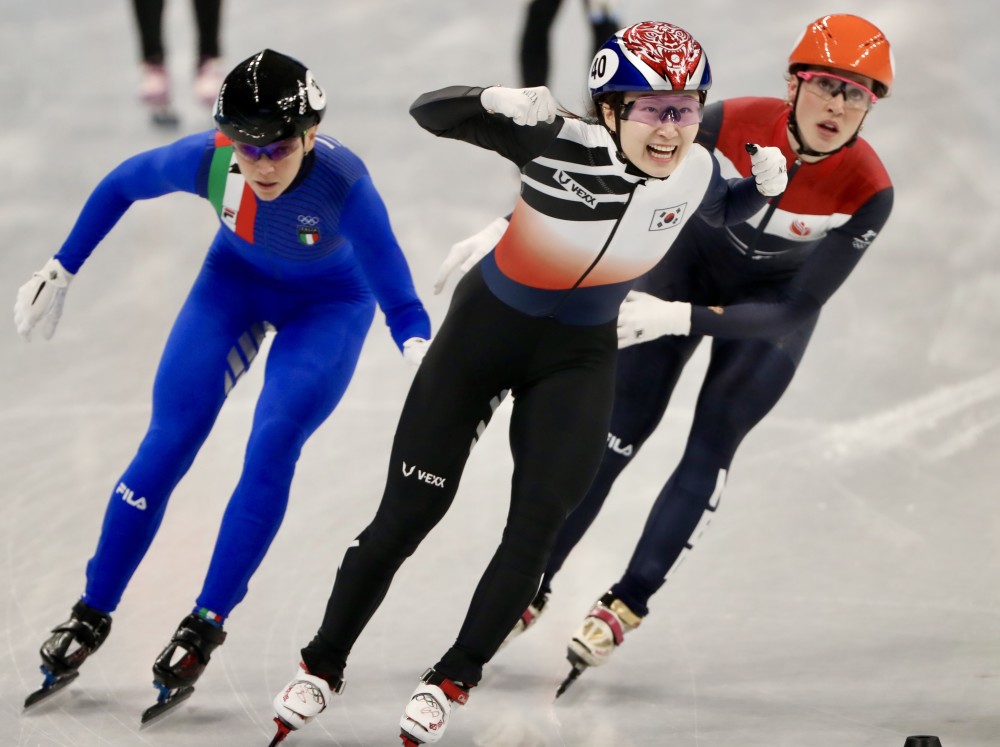 短道速滑女子1500米决赛韩国选手夺冠
