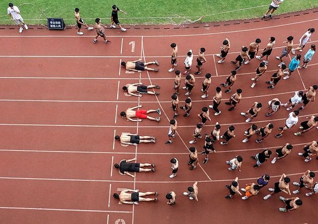 作品|青春起跑线时间|2021年7月25日地点|长沙市贺龙体育场图说|一所