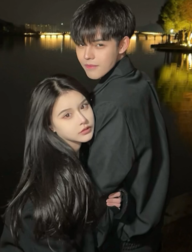 殷世航新女友神似何婧婧,网友:钟情abb式女孩|套路璐|abb|瑜妹妹|何婧