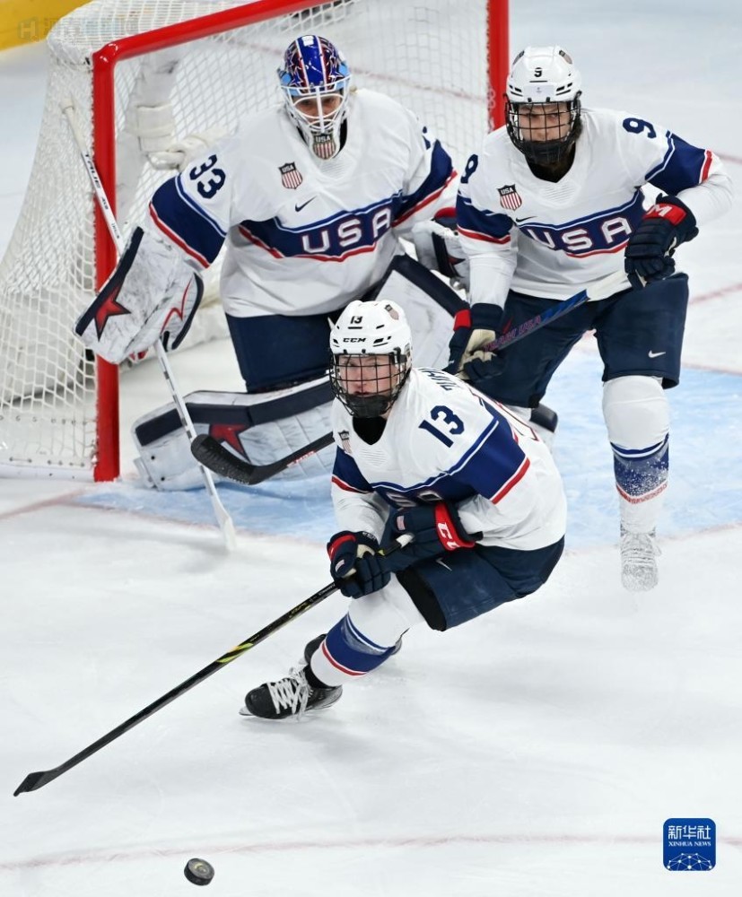 2月17日,美国队球员13号格蕾丝·祖姆温克尔(中)在比赛中防守.
