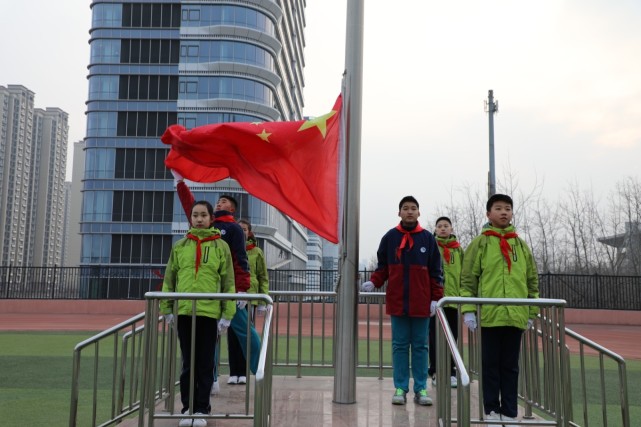 升旗,做规划……山师大二附中小学部开学季蓬勃向上