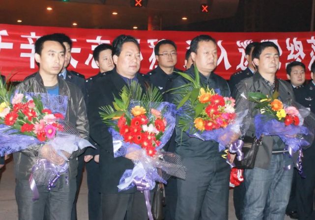 2011年10月12日,潜逃5年的命案元凶齐某在安阳市滑县出现踪迹,马锁刚