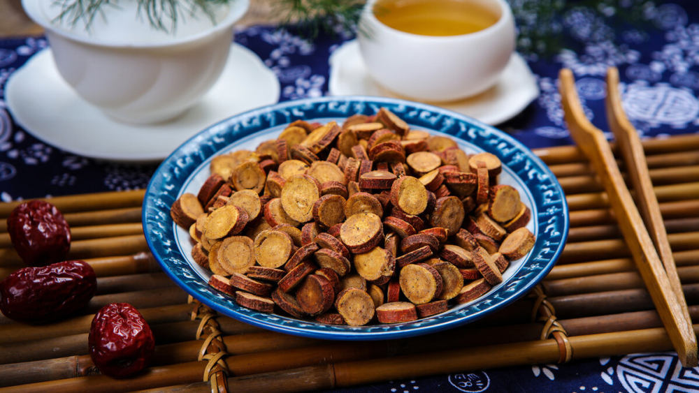 炙甘草炙甘草則有補脾益氣,清熱解毒,祛痰止咳的功效,並且它還有調和