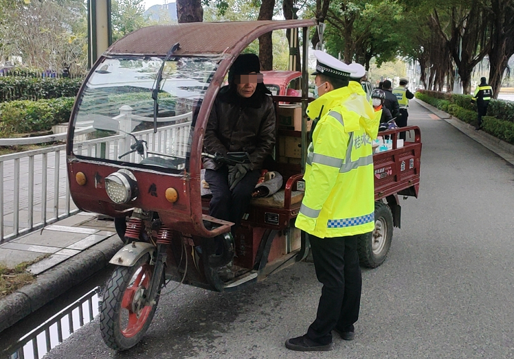 無牌無證駕駛電動三輪車桂林交警嚴查